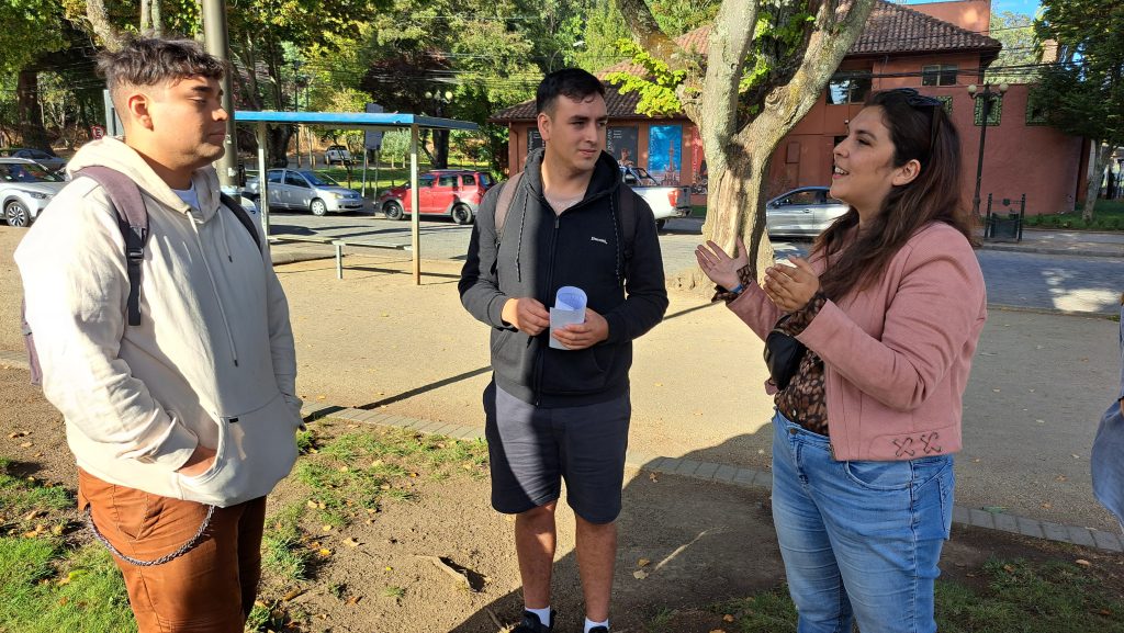 fotografía con tres personas conversando